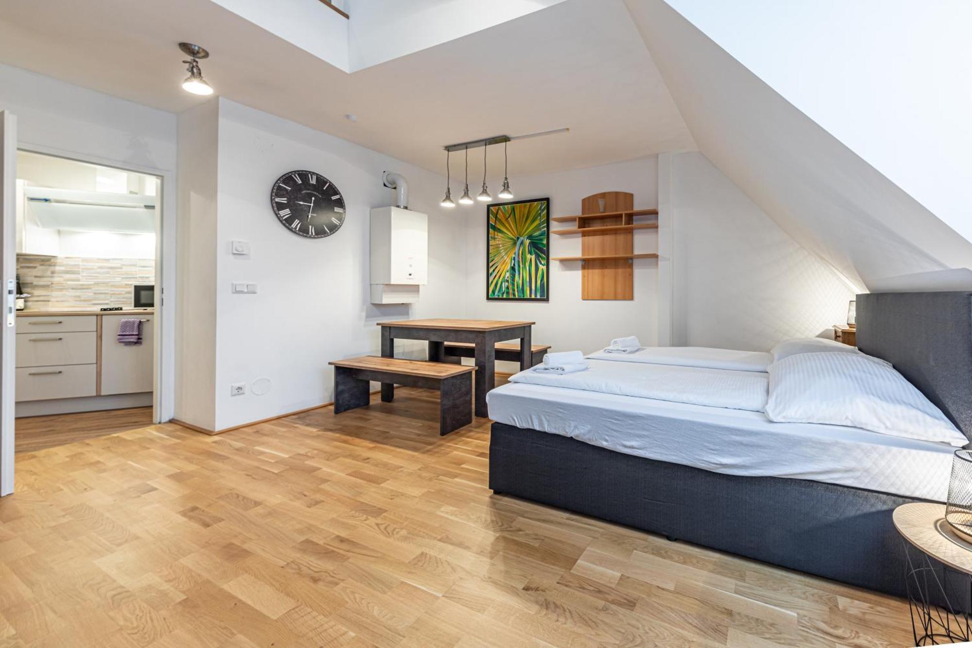 Penthouse Suites By Jr City Apartments Wina Bagian luar foto