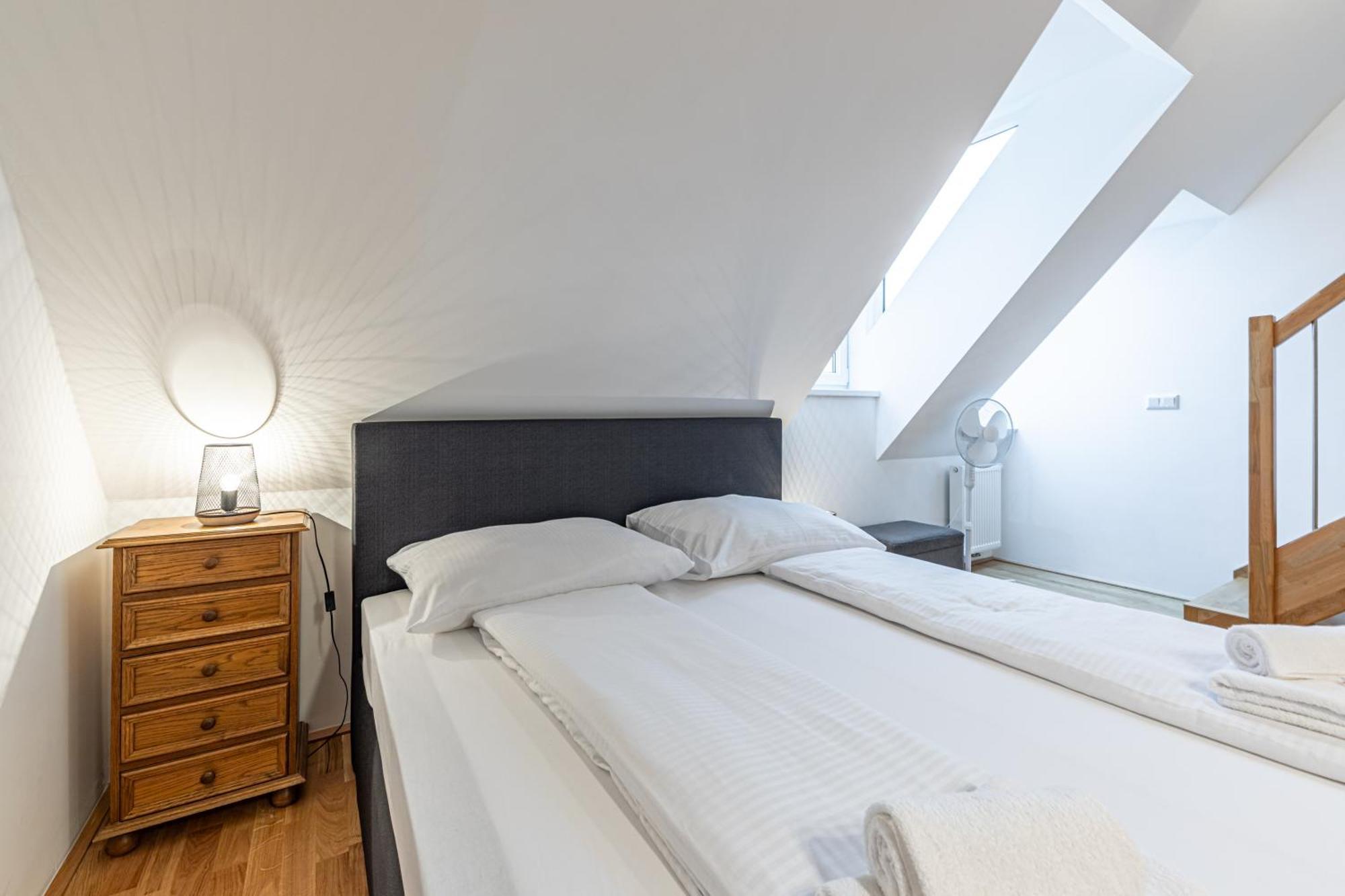 Penthouse Suites By Jr City Apartments Wina Bagian luar foto